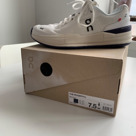 On Cloud ROGER Federer Pro - Women’s Tennis Sneakers - 7.5 - Picture 3 of 7